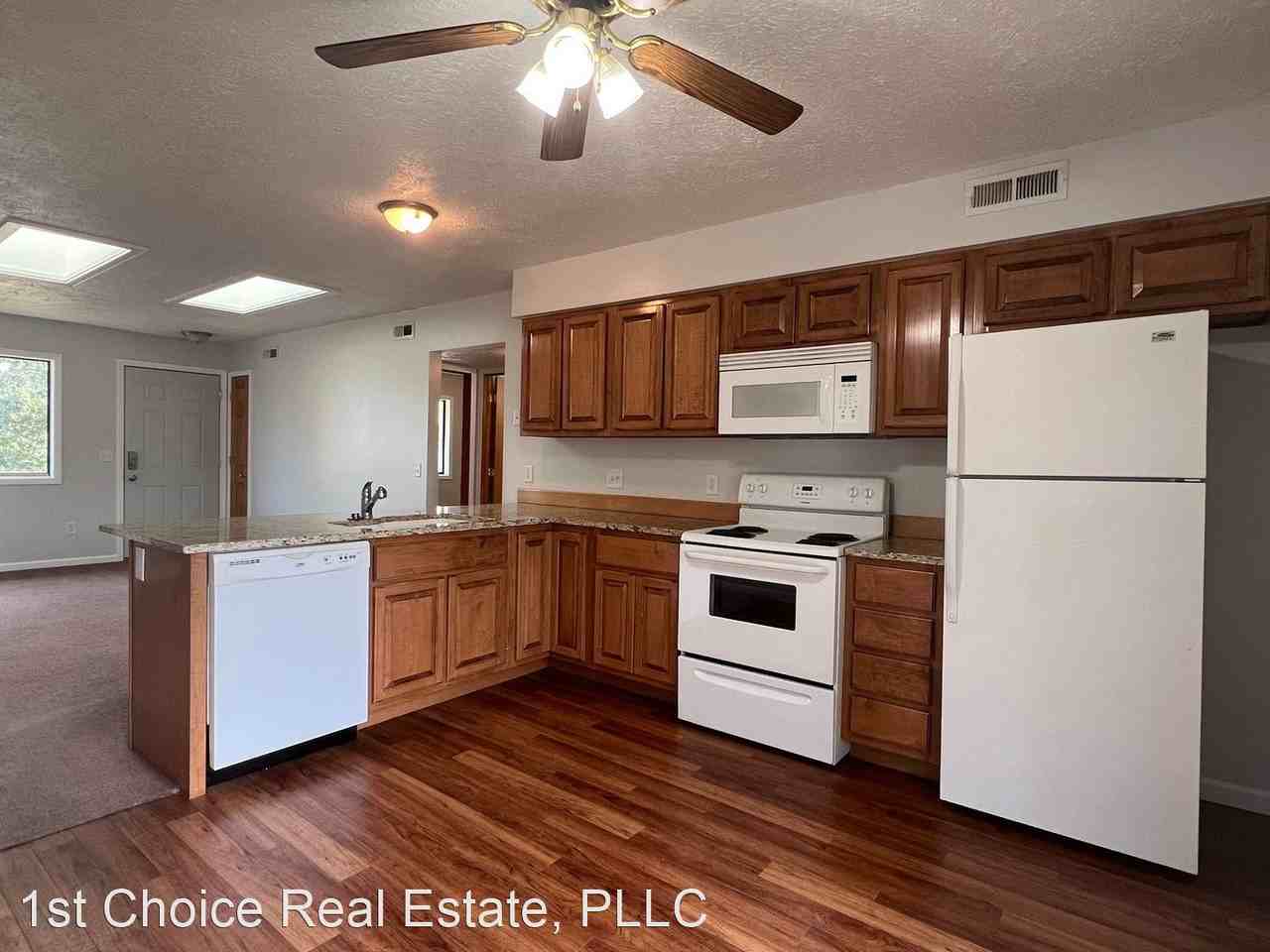 714 Peachtree Pl - Photo 2 of 16