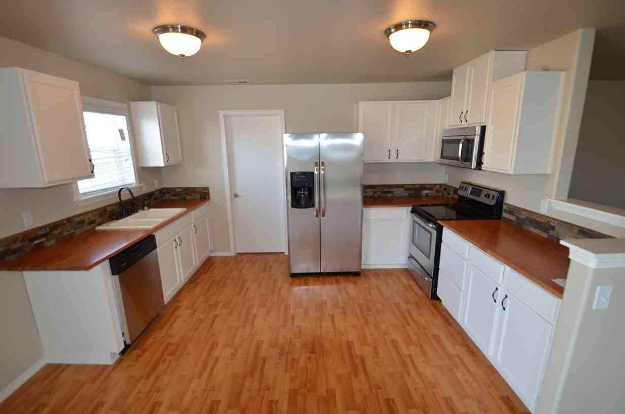 213 Nelsen St NE - Photo 3 of 10