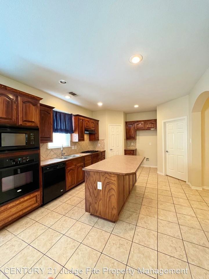 7815 Corona Ct - Photo 3 of 11