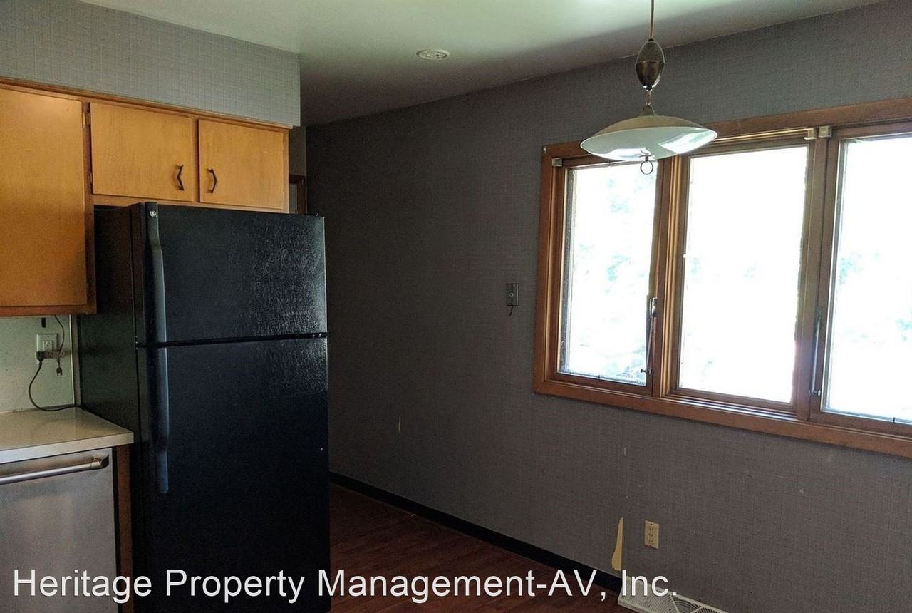 3 Bedroom 1 bath Home - Photo 3 of 11