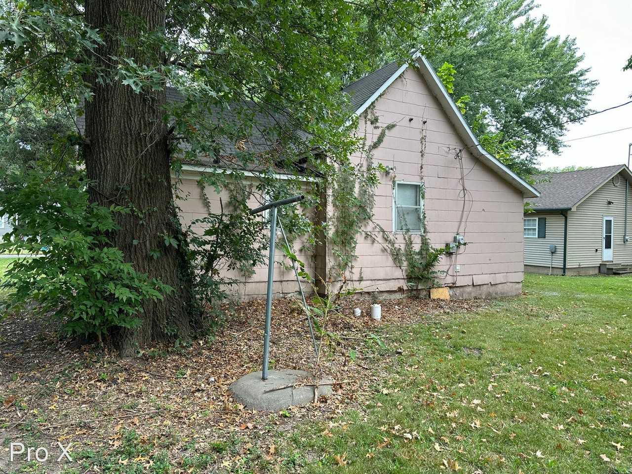 714 W 6th St - Photo 2 of 12