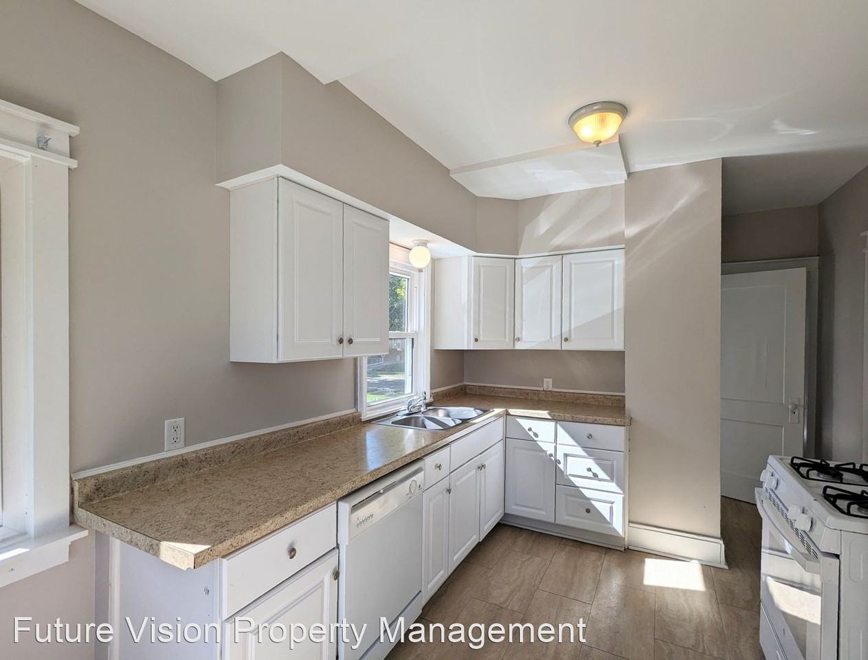 8 Manor Ct - Photo 2 of 12