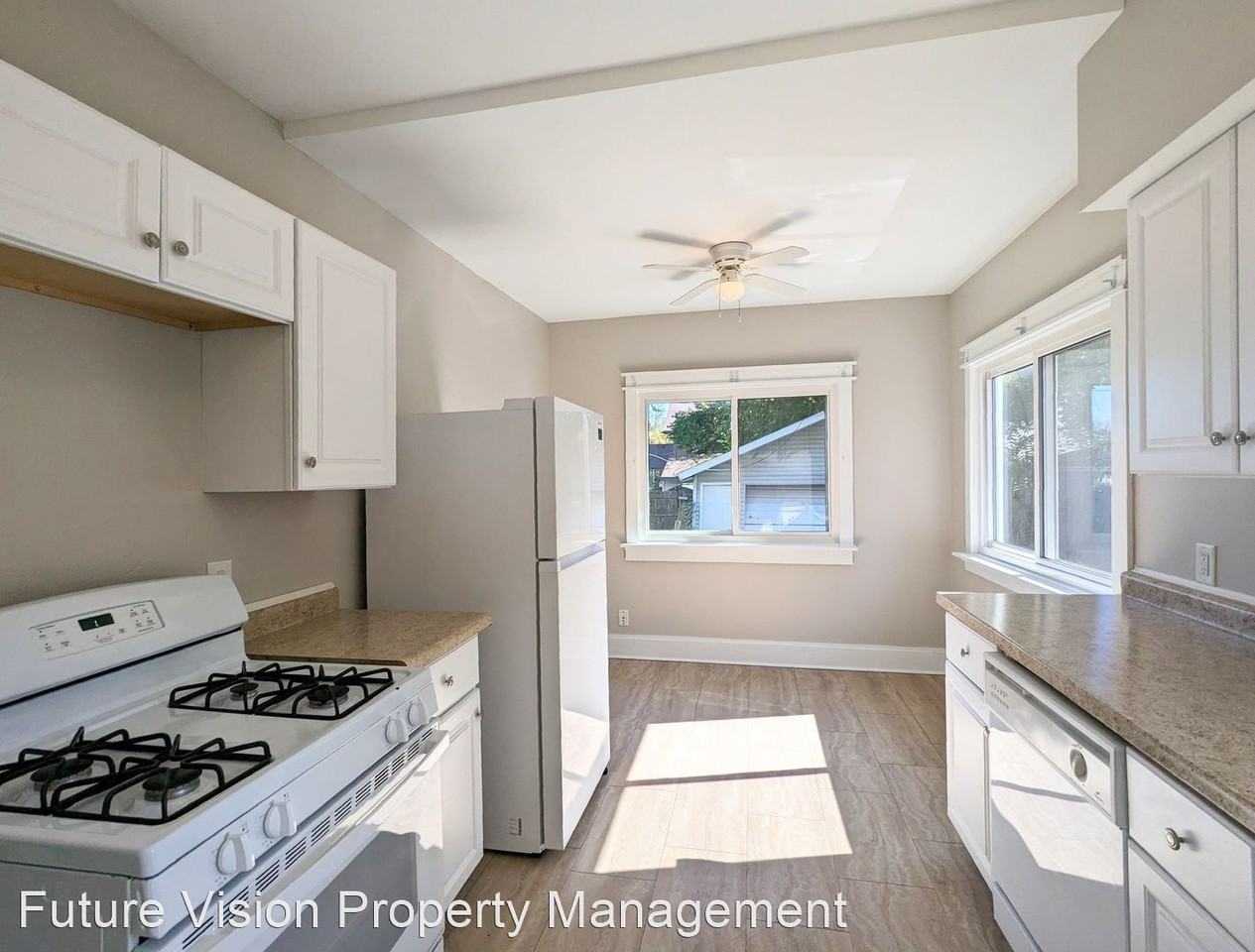 8 Manor Ct - Photo 3 of 12