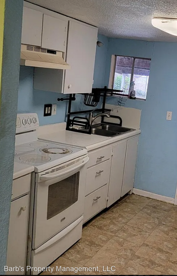 290 Center St - Photo 3 of 5