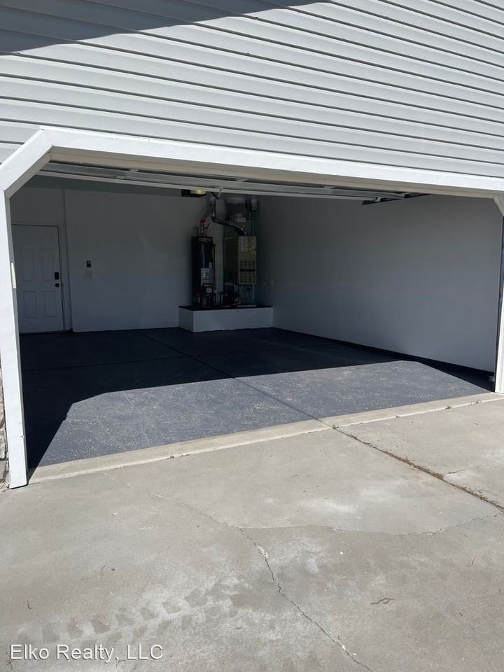 Spring Creek duplex - Photo 2 of 14