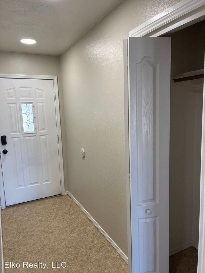 Spring Creek duplex - Photo 3 of 14