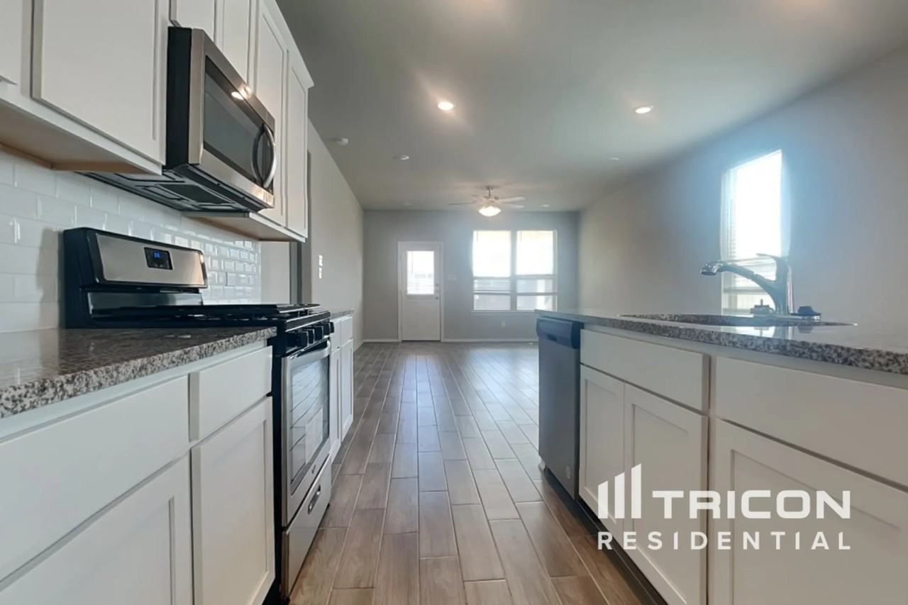 17014 Zaney Pines Ct - Photo 3 of 32