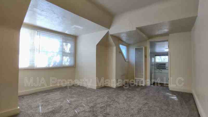 2172 Southeast #4 - Photo 3 of 9