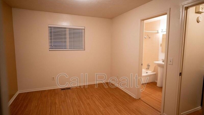 5223 N Crestline St - Photo 7 of 10