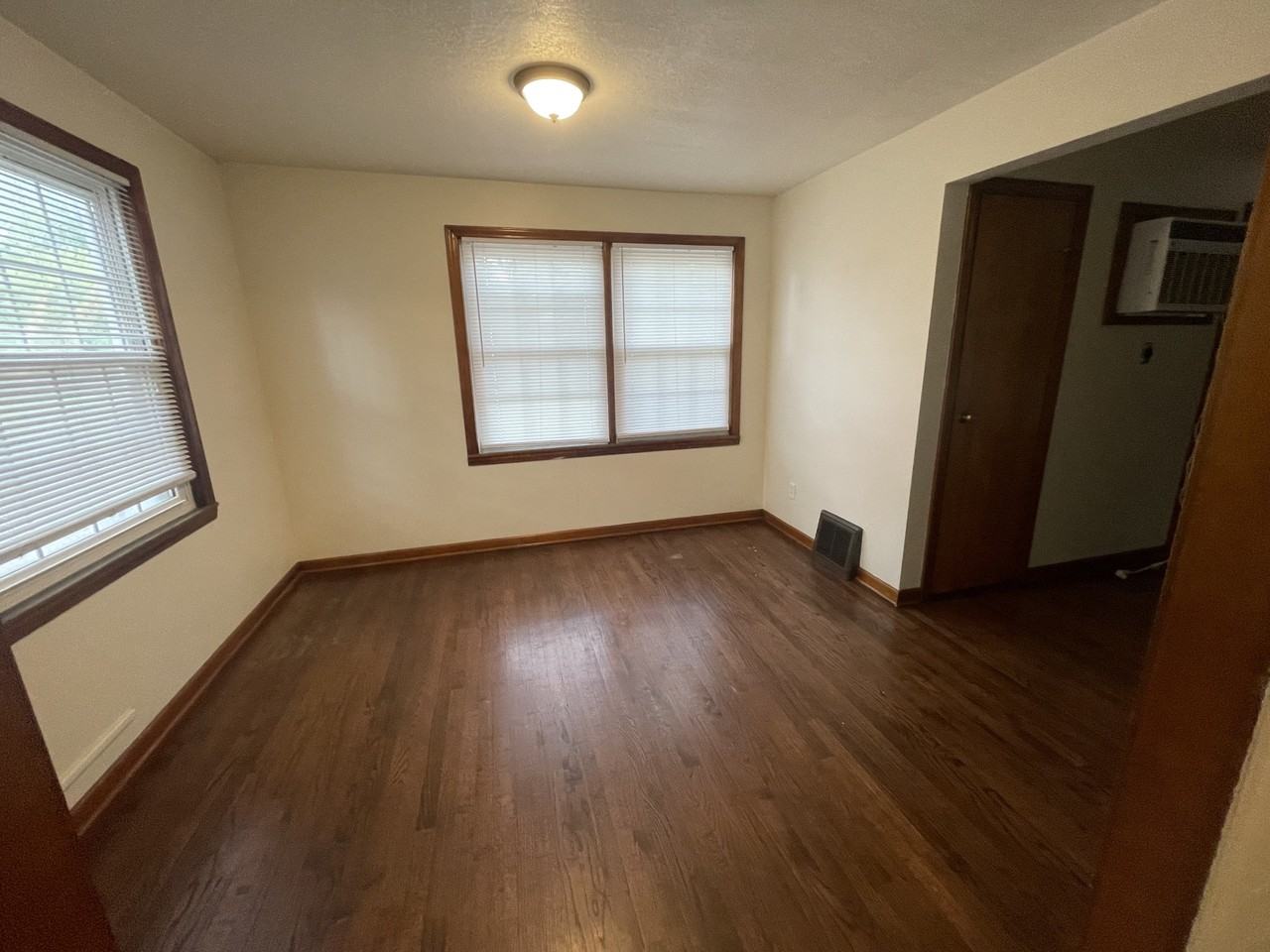 1917 S Scott Ave - Photo 3 of 15