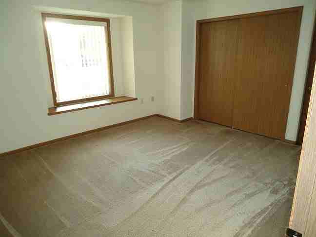 915 Fox Creek Dr - Photo 3 of 10