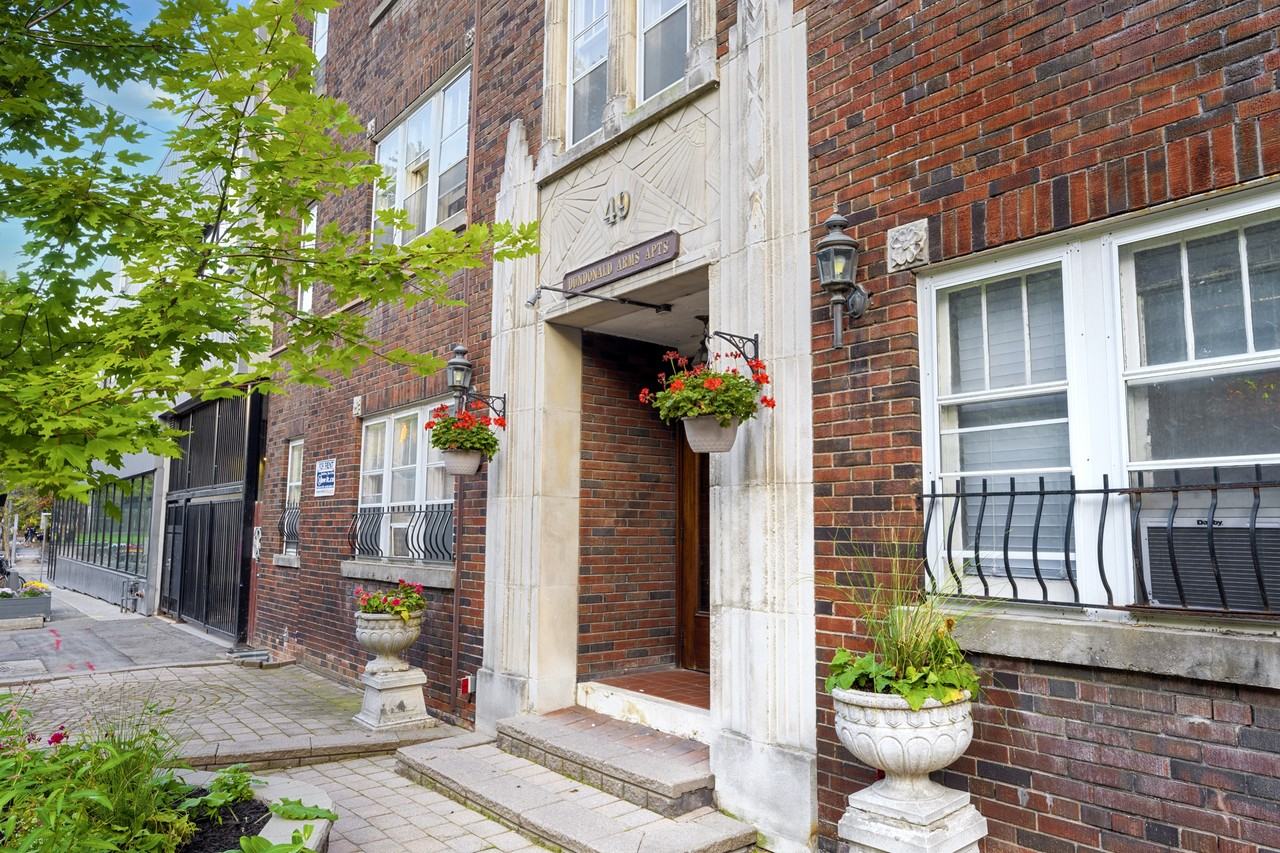 49 Dundonald St, Toronto, ON M4Y 1K3 Studio Apartment for 1,550/month