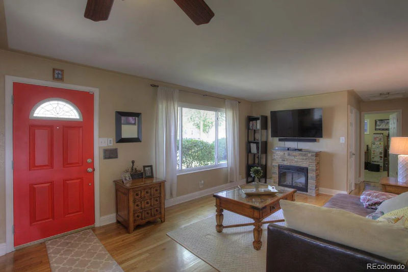 2216 Ames St - Photo 2 of 12