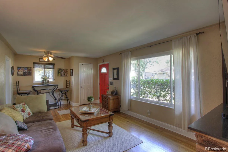 2216 Ames St - Photo 3 of 12