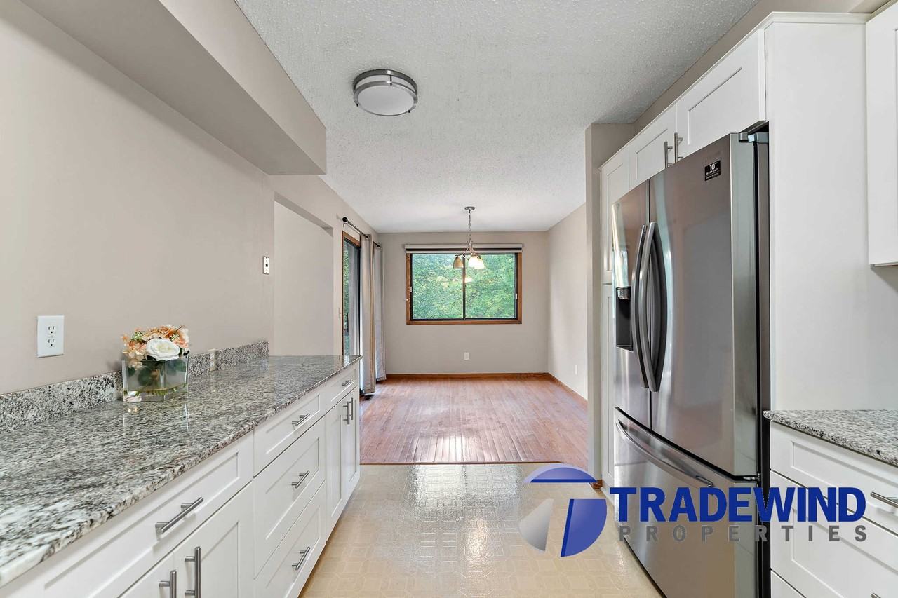 560 Donegal Circle - Photo 3 of 20