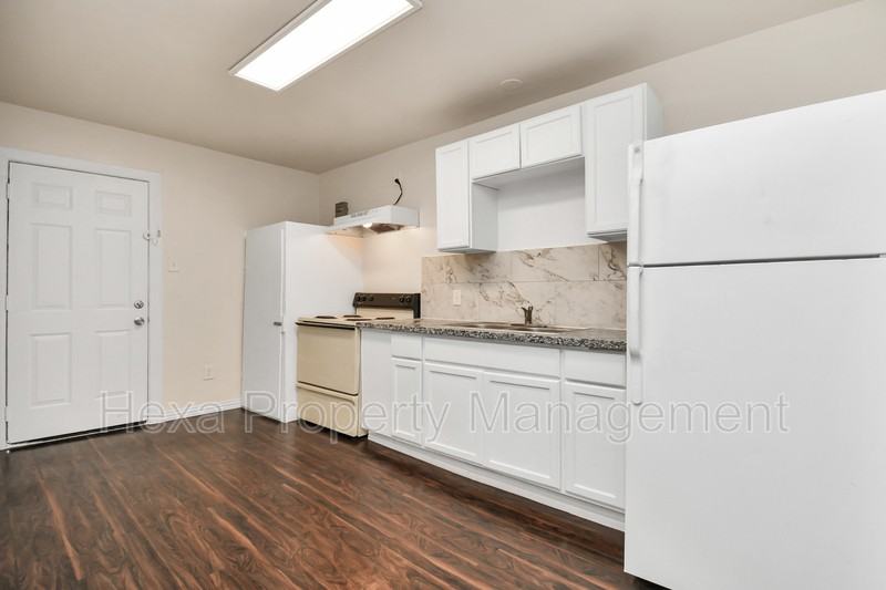 4207 Phlox St - Photo 5 of 16