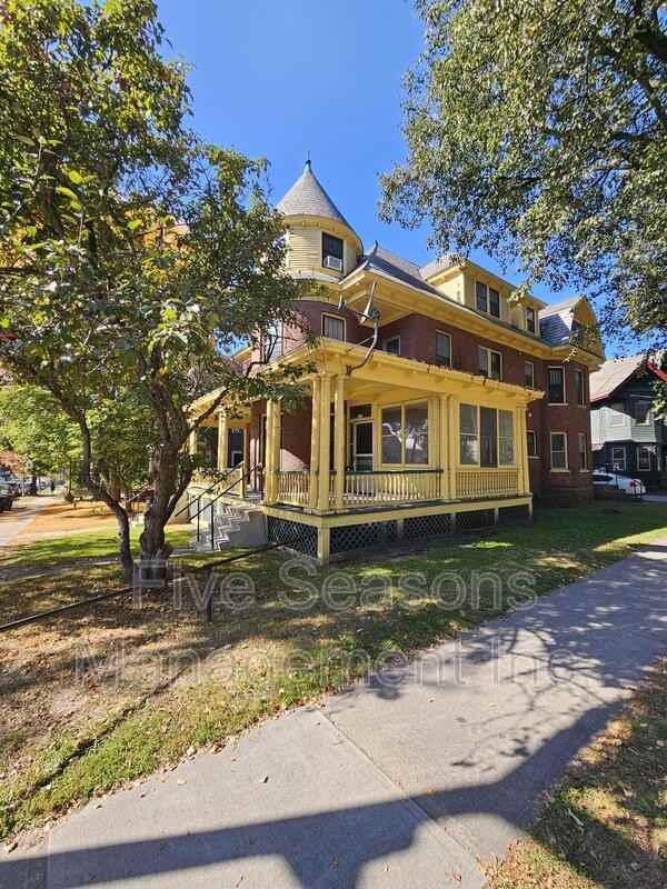 322 Pearl St - Photo 2 of 10