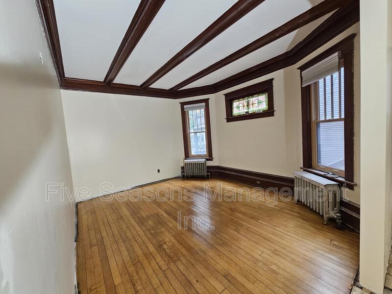 322 Pearl St - Photo 5 of 10