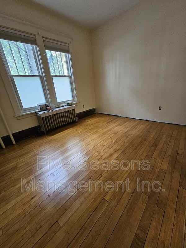 322 Pearl St - Photo 6 of 10