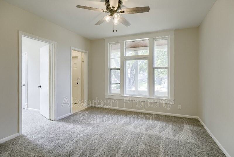 1003 S 42nd St - Photo 3 of 25