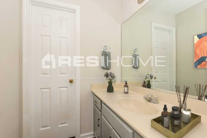 2028 Summer Ln - Photo 3 of 18