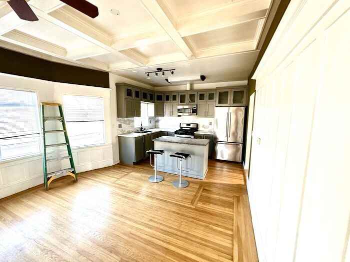 543 37th St #A - Photo 2 of 5