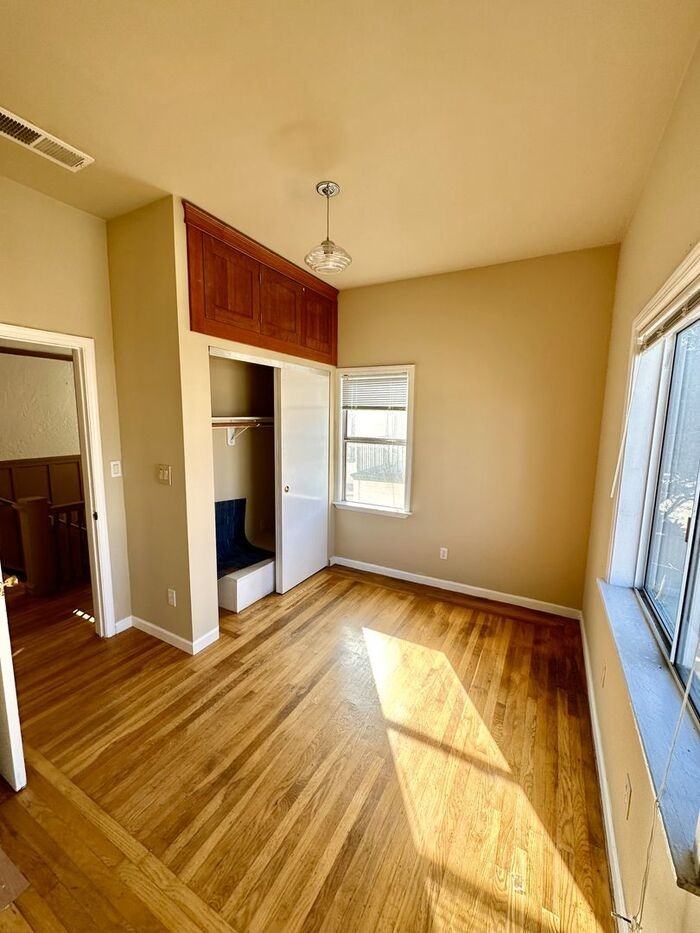 543 37th St #A - Photo 3 of 5