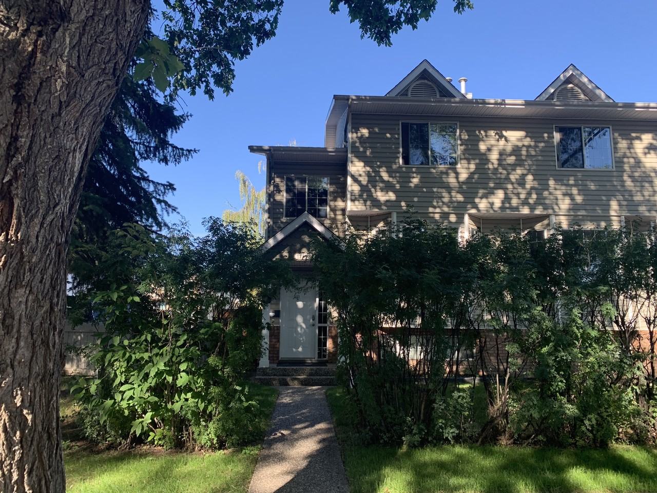 Spacious 3 bed 3.5 bath family duplex*Double garage*Fenced Yard