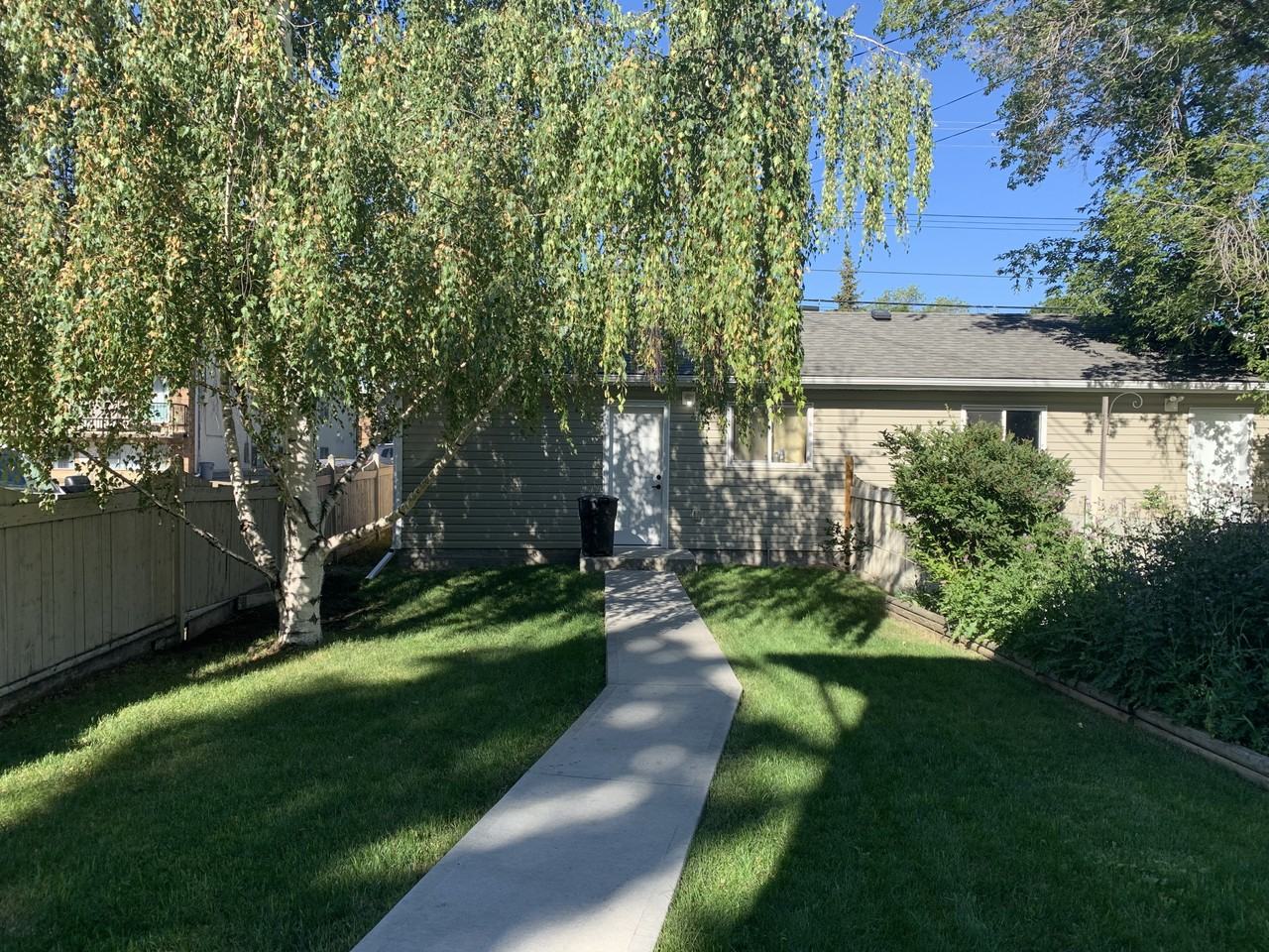 Spacious 3 bed 3.5 bath family duplex*Double garage*Fenced Yard*Finished bsmt! - Photo 3 of 48