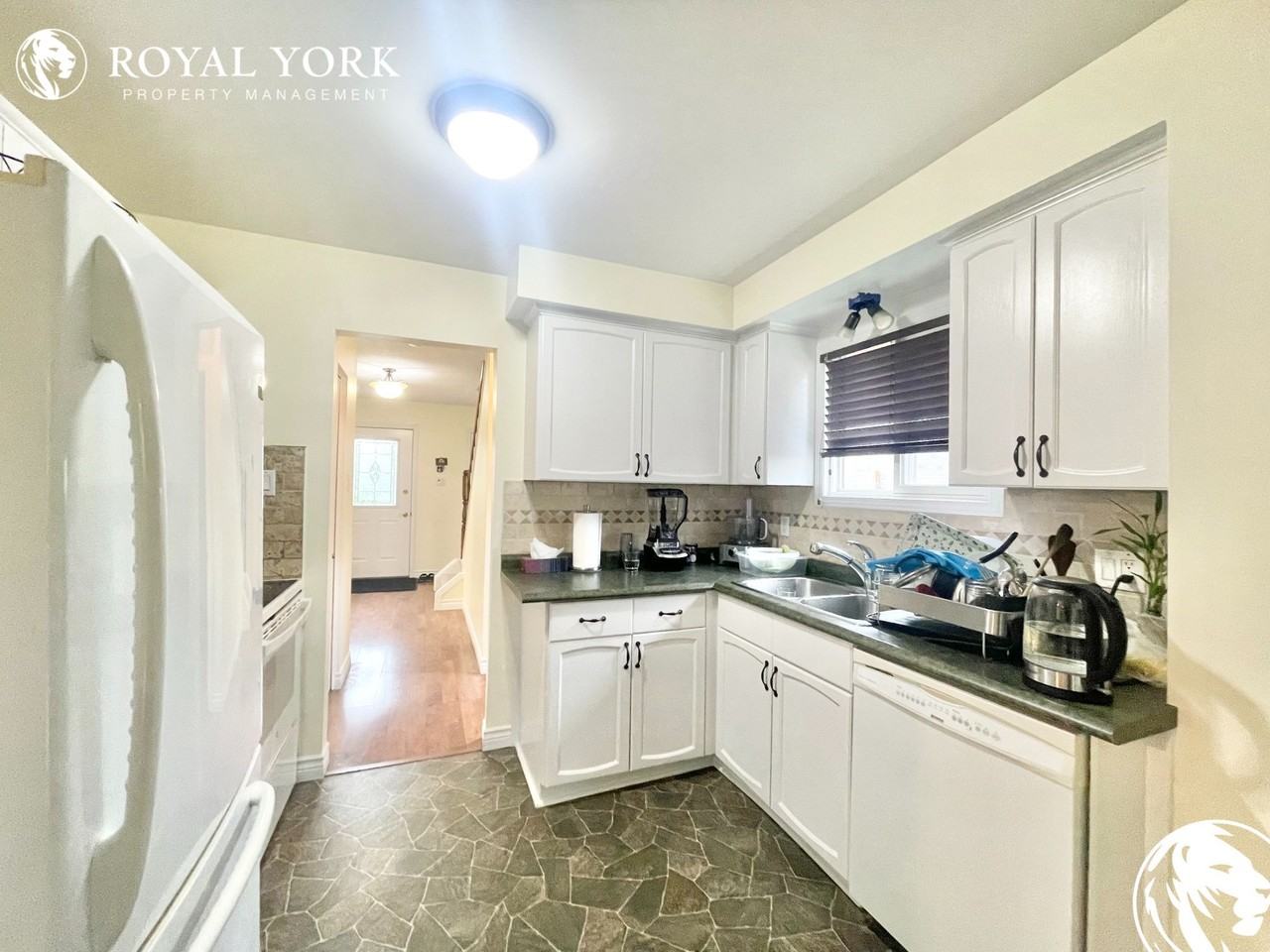 360 Ardsley Cres - Photo 3 of 26