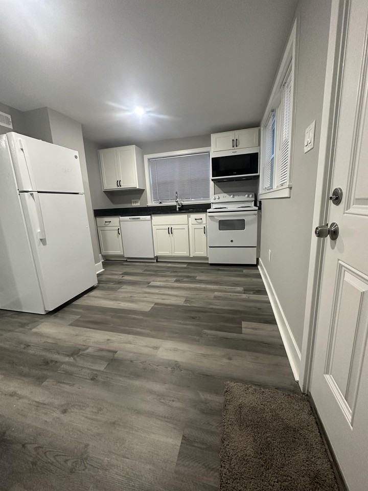 202 E 9th St #1 - Photo 3 of 20