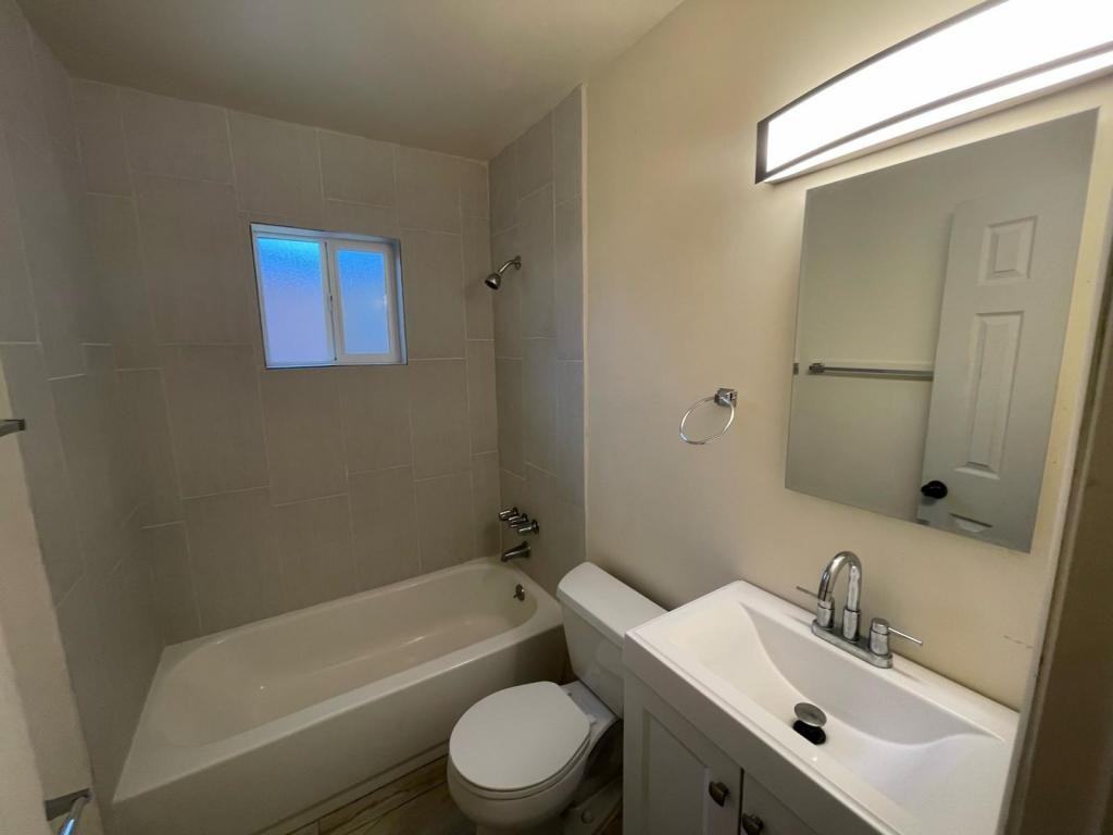 420 Alcazar St Se Apt A - Photo 2 of 8