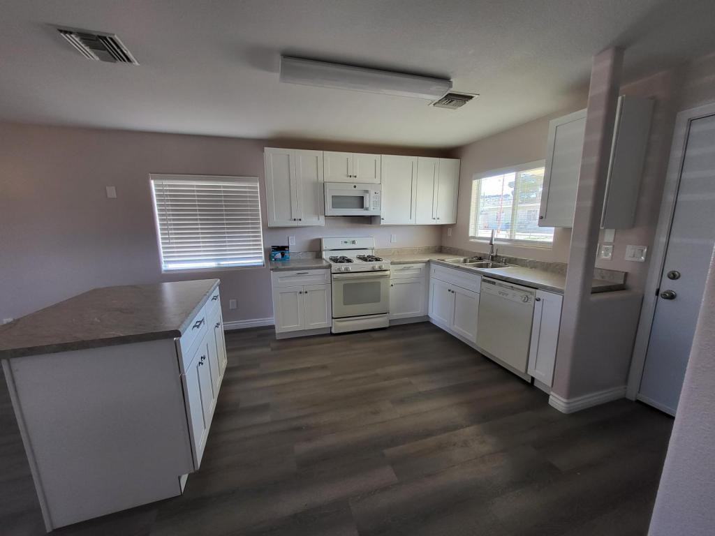 940 Buchanan St - Photo 3 of 10
