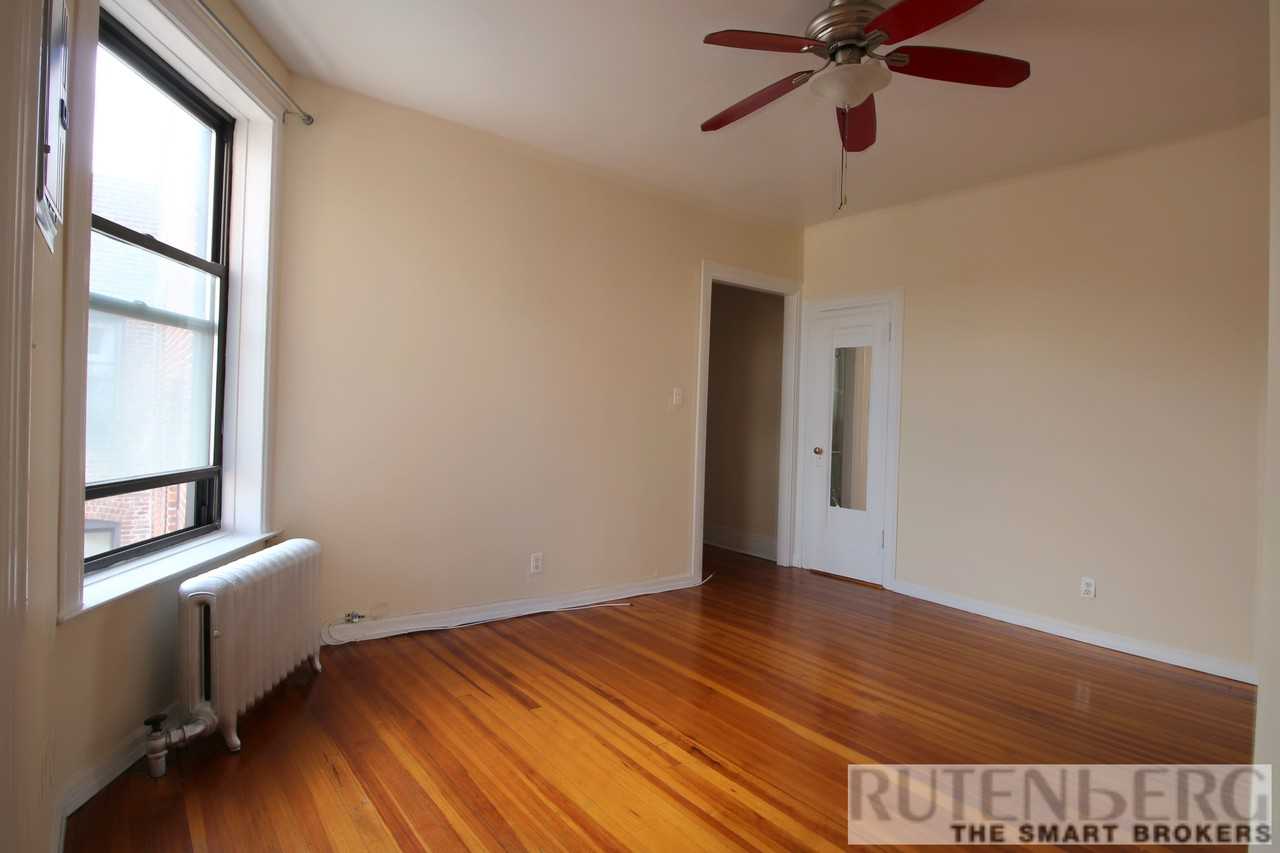 29-10 Astoria Blvd - Photo 3 of 9