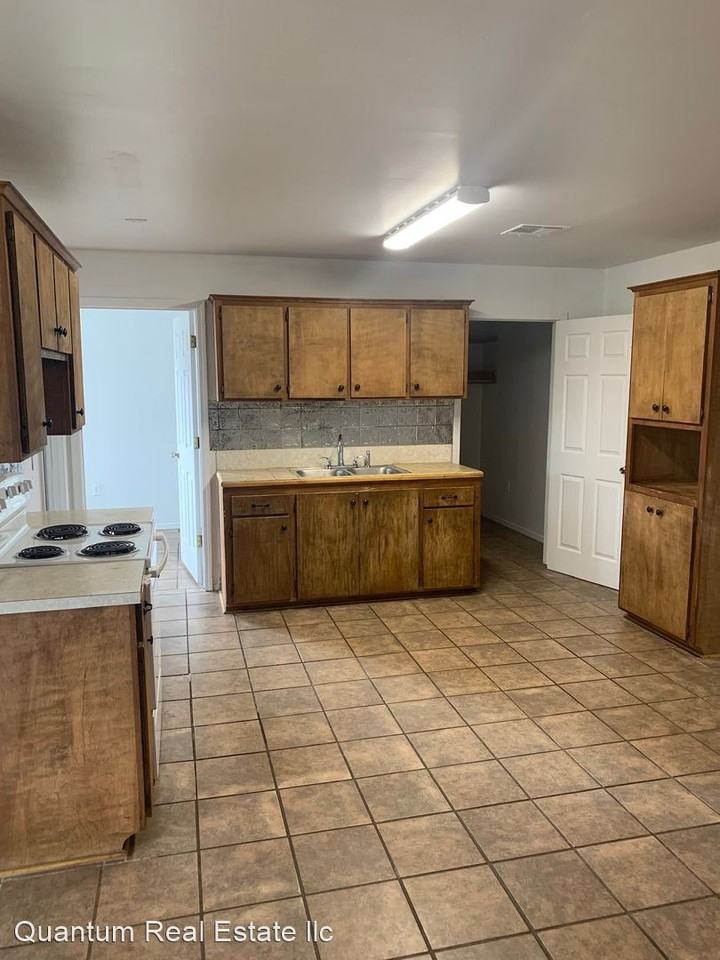 605 Bowman Ave - Photo 3 of 7