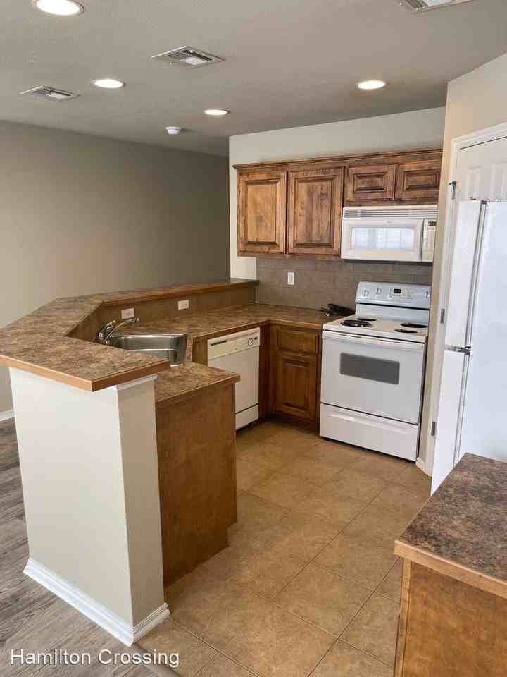 3065/3067 Spring Street - Photo 2 of 18