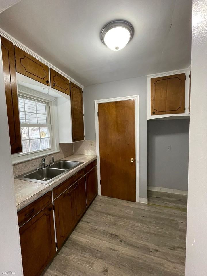216 Chandler St - Photo 3 of 8