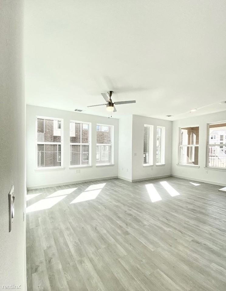 10748 E Crystal Falls Pkwy - Photo 3 of 8