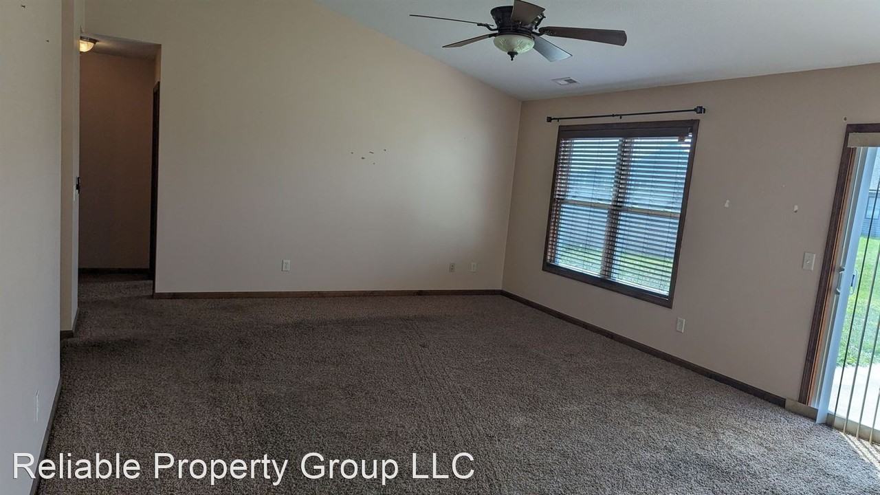 1313 Katherine St - Photo 3 of 13