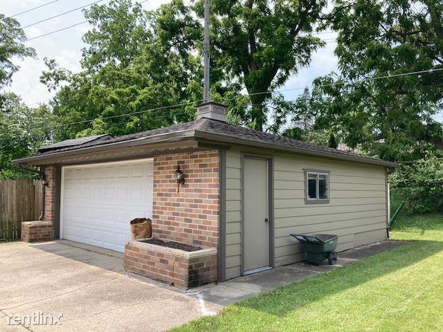 472 Canterbury Dr - Photo 2 of 10