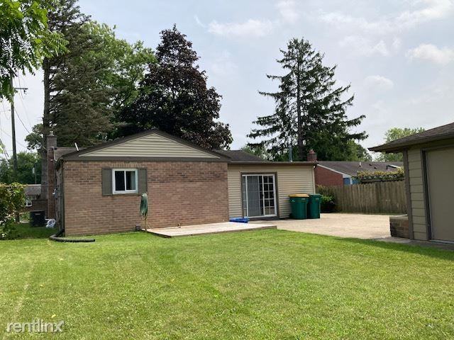 472 Canterbury Dr - Photo 3 of 10