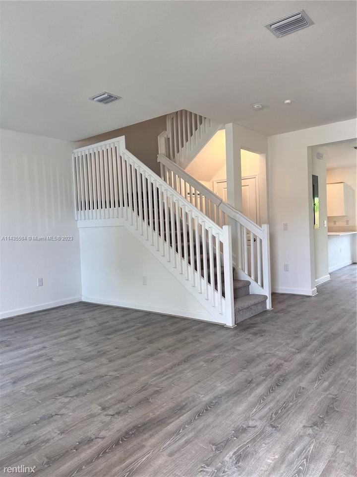 925 Ne 211th St - Photo 2 of 26