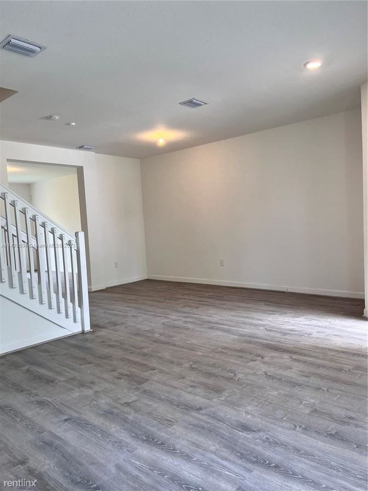 925 Ne 211th St - Photo 3 of 26