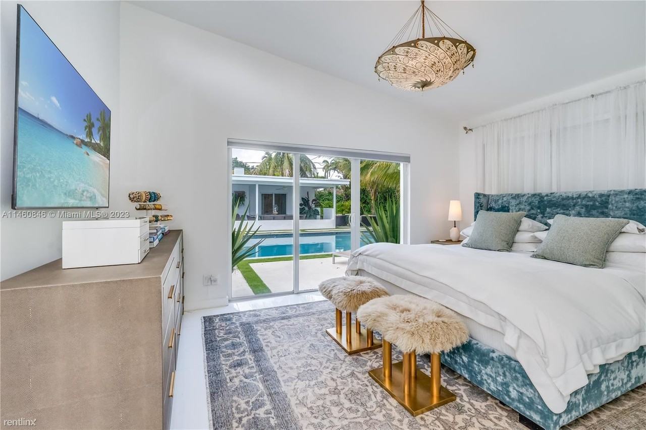 2135 Ne 124th St - Photo 2 of 12