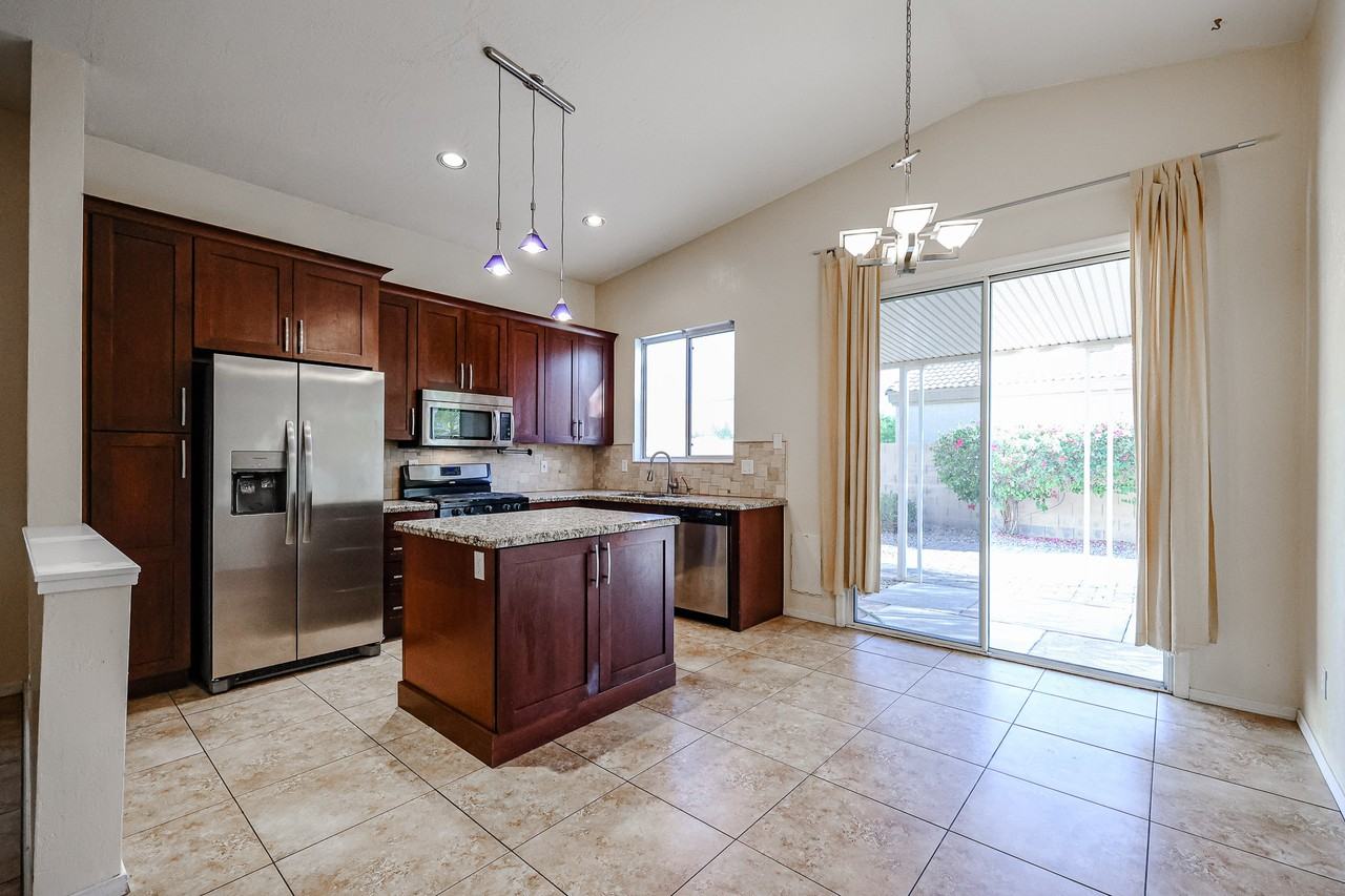 13593 W Desert Flower Dr - Photo 4 of 28