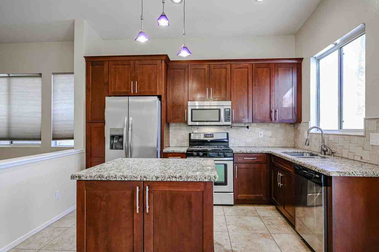 13593 W Desert Flower Dr - Photo 5 of 28