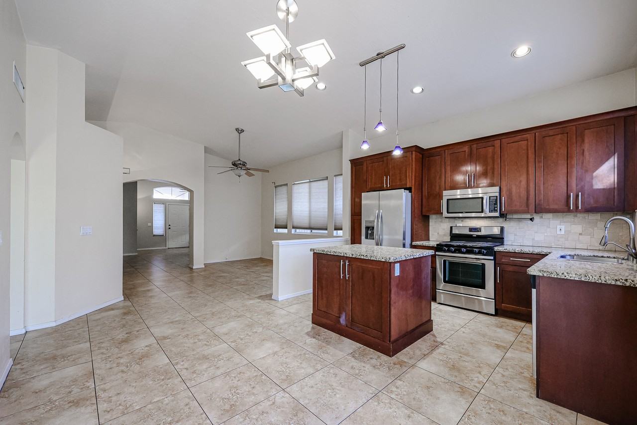 13593 W Desert Flower Dr - Photo 6 of 28