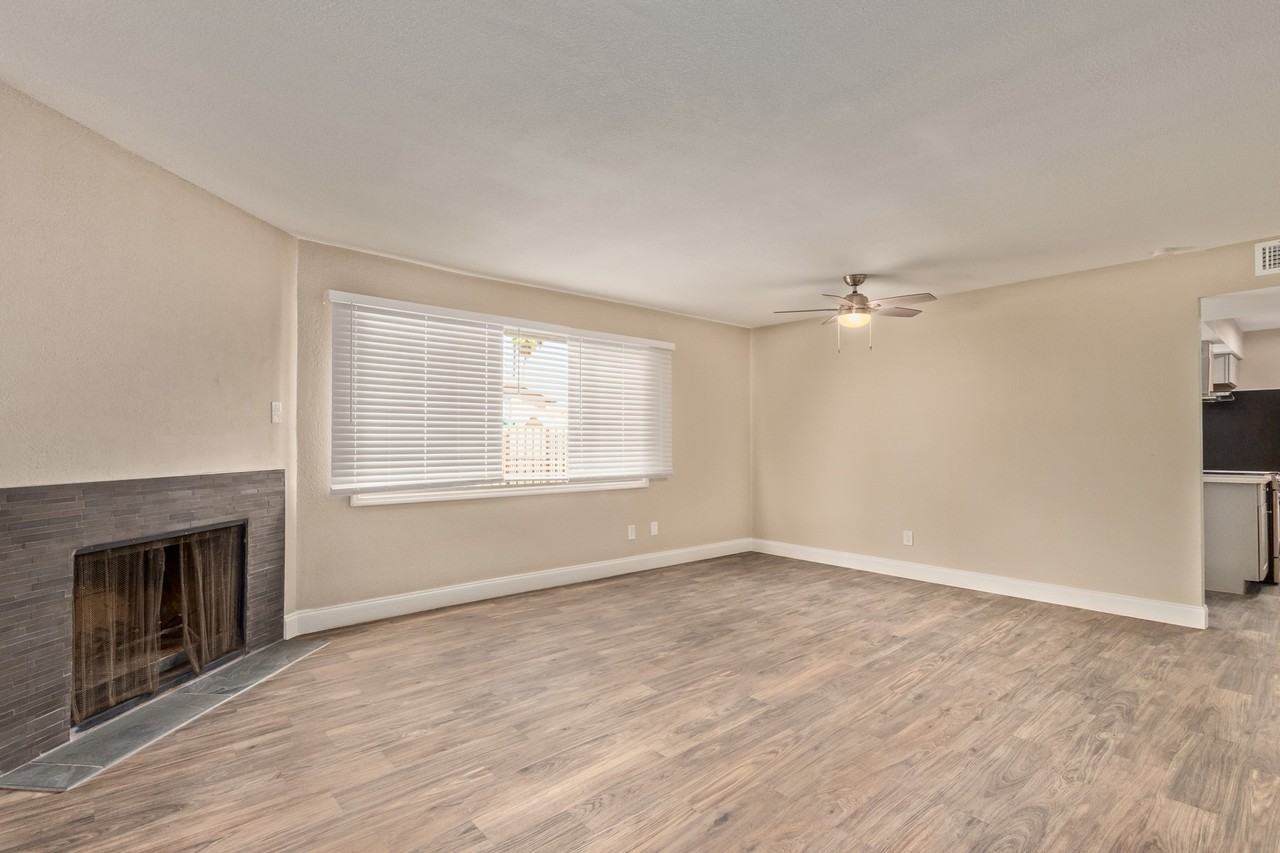 13813 N 37th Ave - Photo 3 of 28