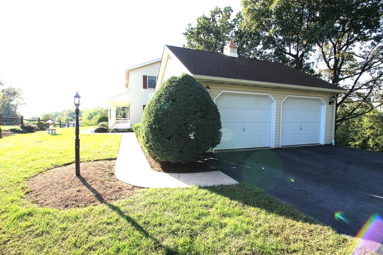 726 Stonecrest Dr - Photo 3 of 23