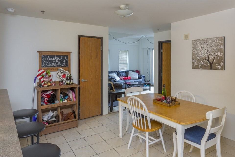 420 West - Photo 4 of 5